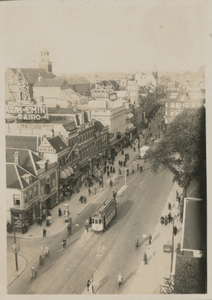 879321 Overzicht van het noordoostelijk deel van het Vredenburg te Utrecht, vanaf het Eerste Jaarbeursgebouw. Links op ...